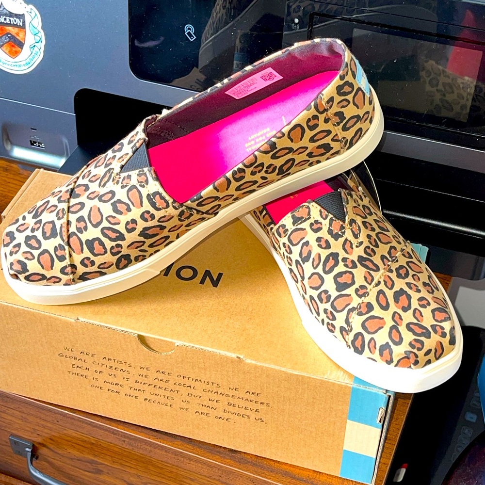 *BRAND NEW* Never worn Leopard printed canvas Toms